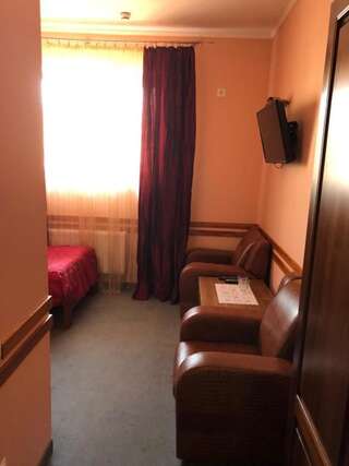 Мини-отель Maestro Ostroh Двухместный номер с 2 отдельными кроватями и собственной ванной комнатой-6